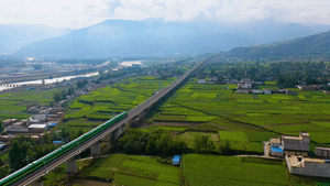 画上的火车开进了现实休闲区蓝鸢梦想 - Www.slyday.coM