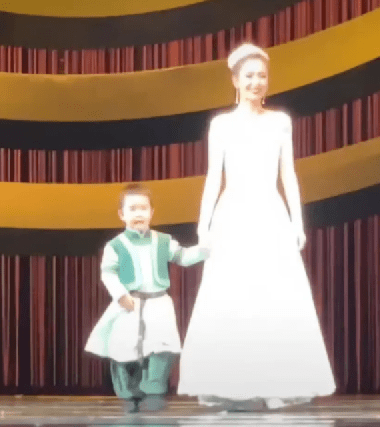 杨颖儿子帅气，赵丽颖儿子长得高，85花生的孩子基因优良！休闲区蓝鸢梦想 - Www.slyday.coM