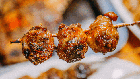 一口爆浆的烤猪眼睛，今晚八点半就在百色田阳这间宝藏小店！休闲区蓝鸢梦想 - Www.slyday.coM