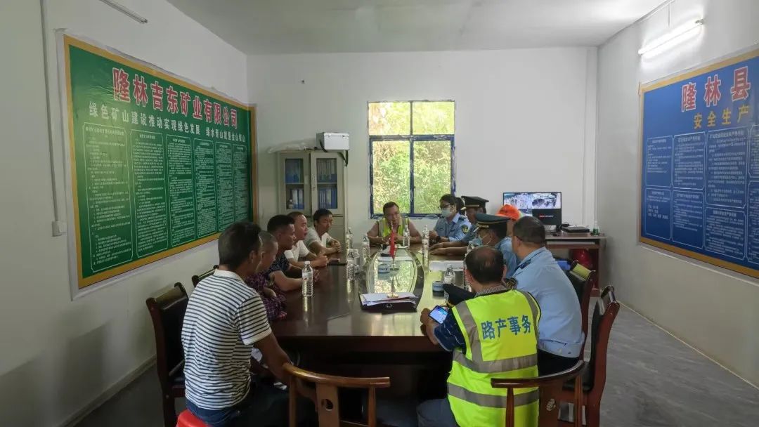 龙胜普通国省干线护路队开展第三季度路域环境综合整治行动(陈春妍 摄