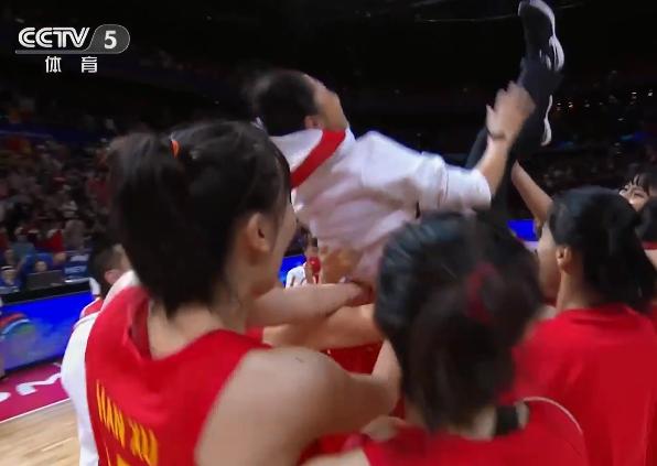 太稳了!中国女篮进决赛,姑娘们把主帅抛起庆祝,有人热泪盈眶休闲区蓝鸢梦想 - Www.slyday.coM 太稳了!中国女篮进决赛,姑娘们把主帅抛起庆祝,有人热泪盈眶休闲区蓝鸢梦想 - Www.slyday.coM