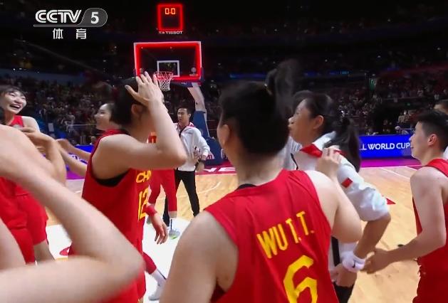 太稳了!中国女篮进决赛,姑娘们把主帅抛起庆祝,有人热泪盈眶休闲区蓝鸢梦想 - Www.slyday.coM 太稳了!中国女篮进决赛,姑娘们把主帅抛起庆祝,有人热泪盈眶休闲区蓝鸢梦想 - Www.slyday.coM