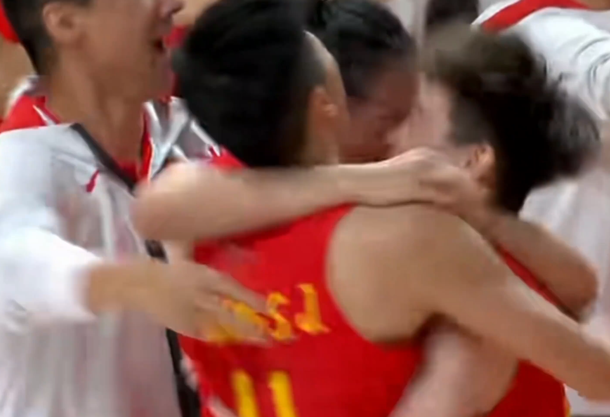 女篮进决赛！全场怒吼庆祝，姚明狂笑，王思雨功臣待遇，未见李梦休闲区蓝鸢梦想 - Www.slyday.coM