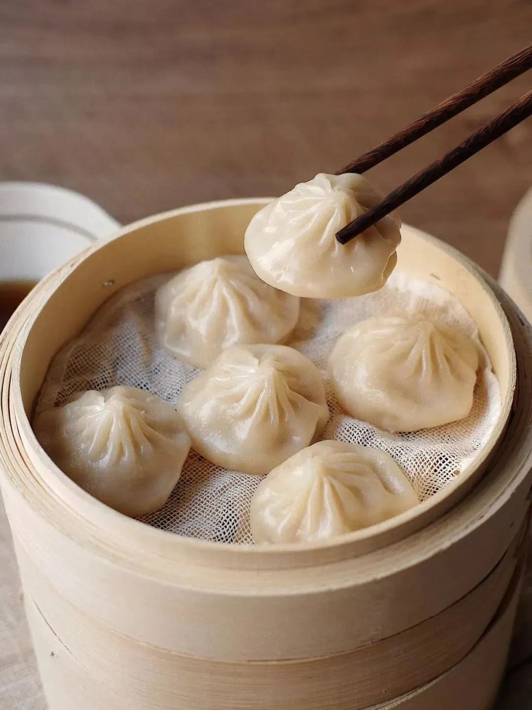 一咬爆汁的小笼包轻松get皮软馅鲜爆香