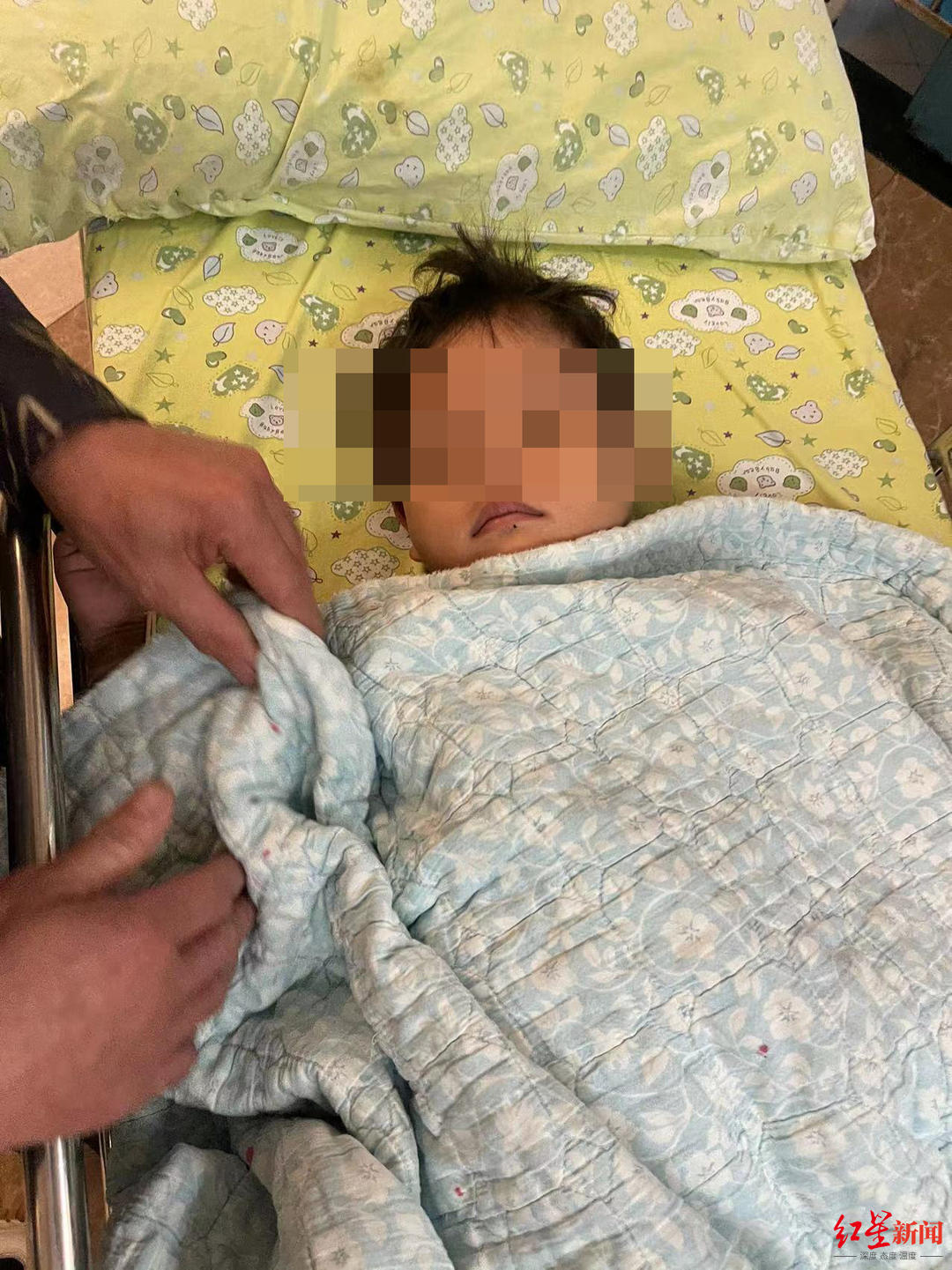 4岁女童独自在家坠下8楼多处骨折 爸爸：虽然孩子不是亲生的，但借钱也要治休闲区蓝鸢梦想 - Www.slyday.coM