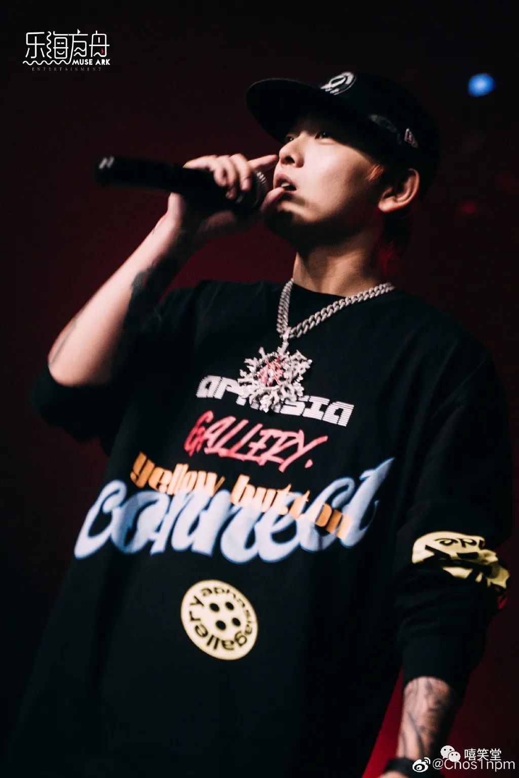 请问戴白手套捂脸的潮牌是哪个品牌