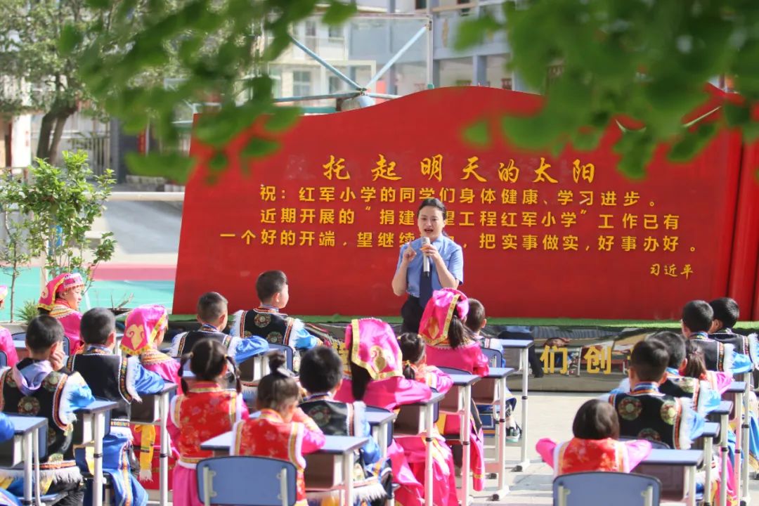雍小凤在四川省平武县平南红军小学开展法治进校园活动。