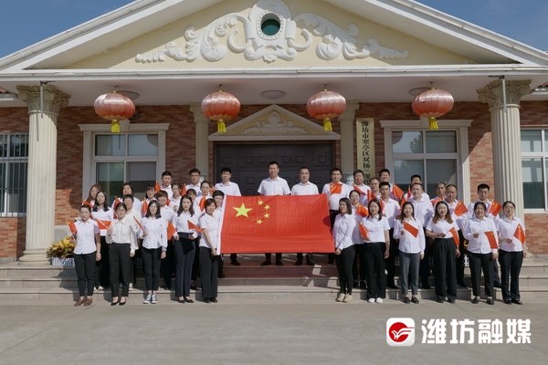 青年党员与国旗合影 共同抒发爱国深情休闲区蓝鸢梦想 - Www.slyday.coM