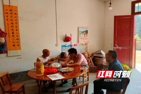 炎陵县水口镇学校开展老年节走访慰问活动