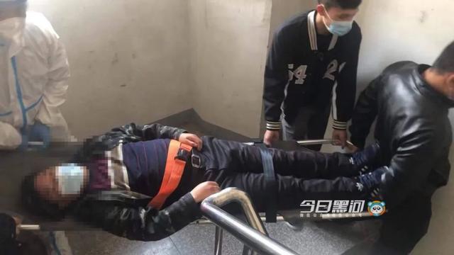 黑河市区一老人在家中突然病倒，网格员、志愿者和民警联合救援休闲区蓝鸢梦想 - Www.slyday.coM