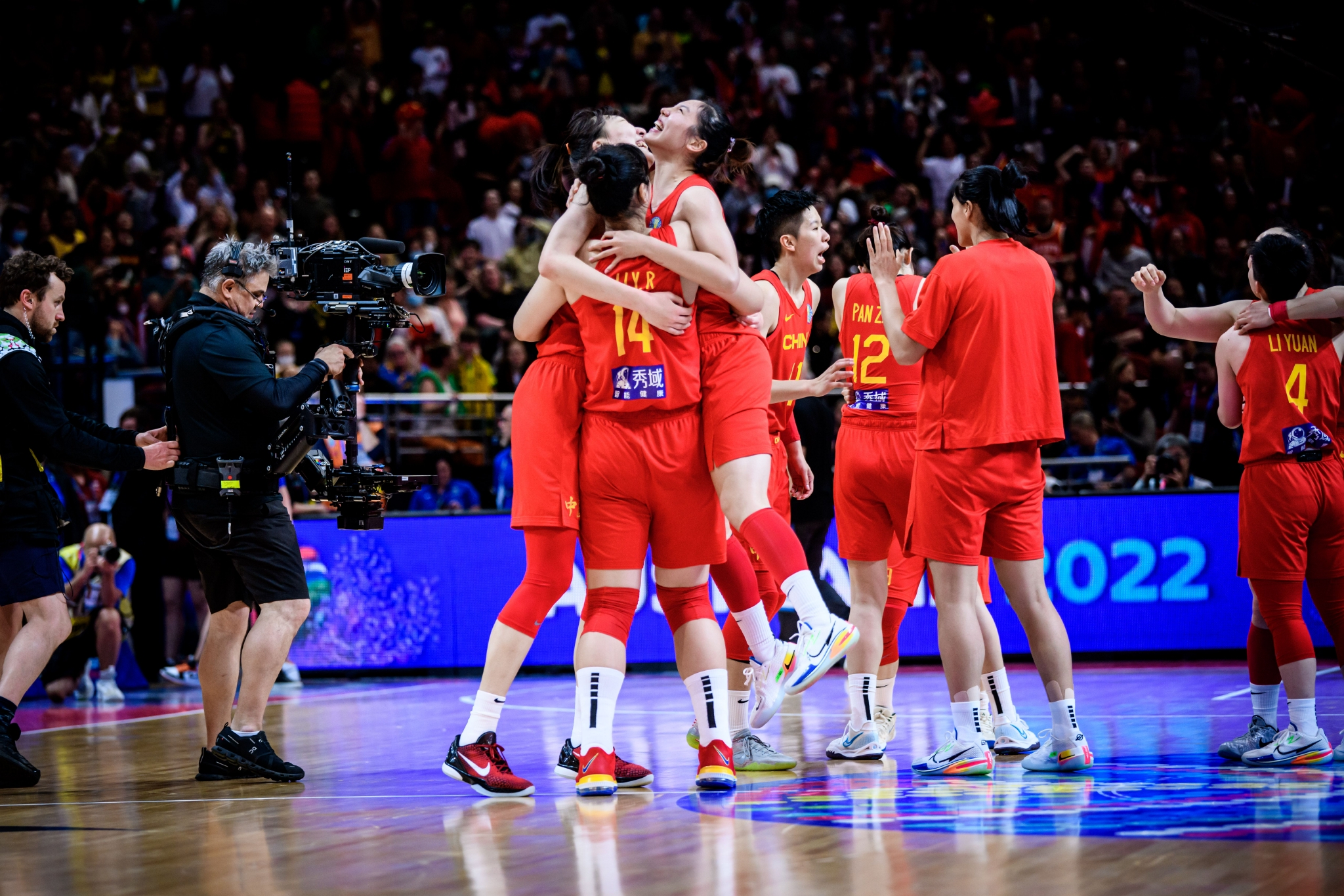 中国女篮赛后庆祝胜利。 图片来源：@FIBA国际篮联