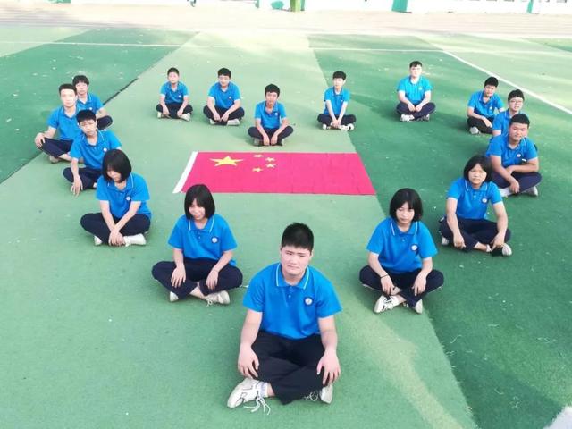 为祖国庆生 与国旗合影 邯郸魏县第十二中学用镜头献礼休闲区蓝鸢梦想 - Www.slyday.coM