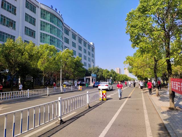 对话专科“逆袭”硕士的外卖员：“我接受自己是平凡的人”休闲区蓝鸢梦想 - Www.slyday.coM
