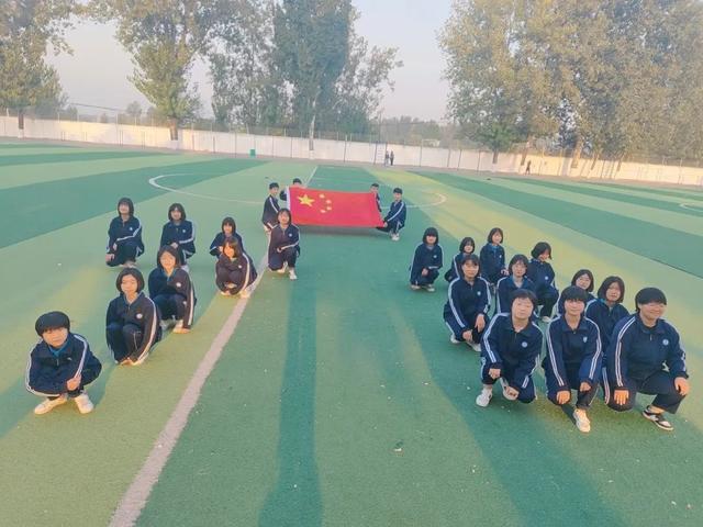为祖国庆生 与国旗合影 邯郸魏县第十二中学用镜头献礼休闲区蓝鸢梦想 - Www.slyday.coM