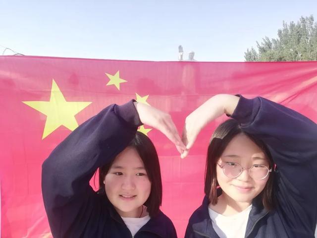 为祖国庆生 与国旗合影 邯郸魏县第十二中学用镜头献礼休闲区蓝鸢梦想 - Www.slyday.coM