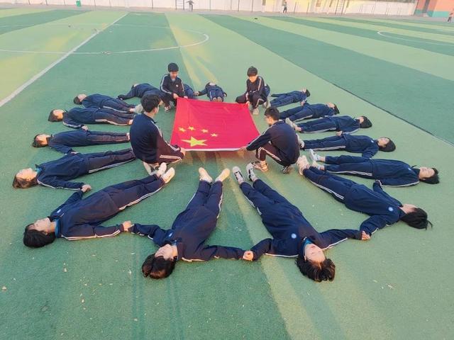 为祖国庆生 与国旗合影 邯郸魏县第十二中学用镜头献礼休闲区蓝鸢梦想 - Www.slyday.coM
