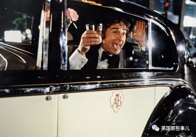 苹果副总裁因侮辱女性的下流言论引发众怒，秒被开除扫地出门！休闲区蓝鸢梦想 - Www.slyday.coM