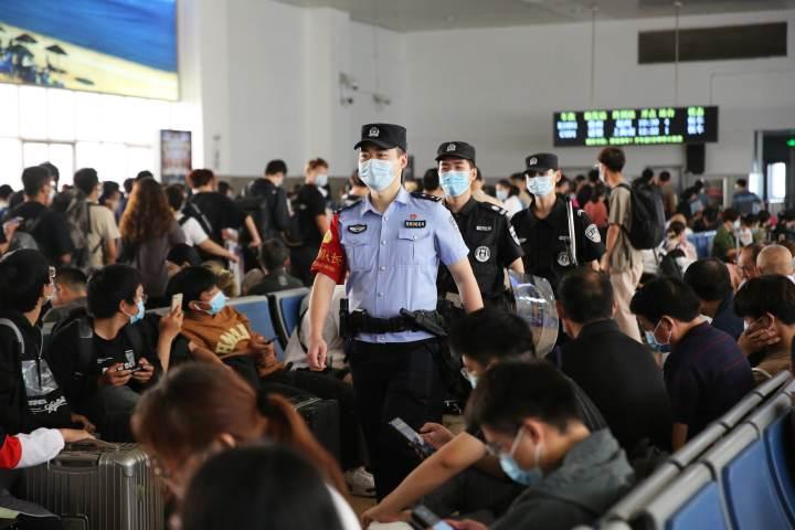 今天的杭州东站已经人从众，明天人还会更多，国庆长假，浙江2000铁警护大家周全休闲区蓝鸢梦想 - Www.slyday.coM