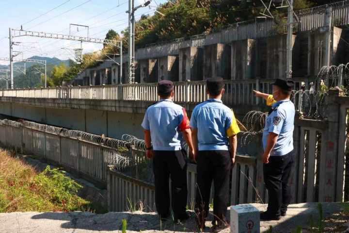 今天的杭州东站已经人从众，明天人还会更多，国庆长假，浙江2000铁警护大家周全休闲区蓝鸢梦想 - Www.slyday.coM