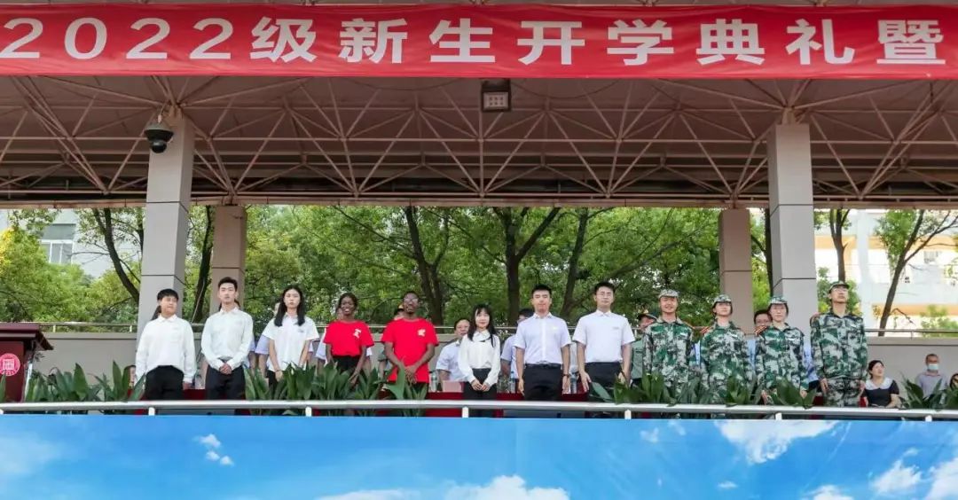 2022级新生开学典礼暨军训总结大会举行！休闲区蓝鸢梦想 - Www.slyday.coM