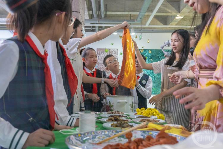 旗袍当桥梁！重庆邀请全球青少年朋友加入学习中国旗袍文化休闲区蓝鸢梦想 - Www.slyday.coM