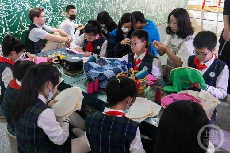 旗袍当桥梁！重庆邀请全球青少年朋友加入学习中国旗袍文化休闲区蓝鸢梦想 - Www.slyday.coM