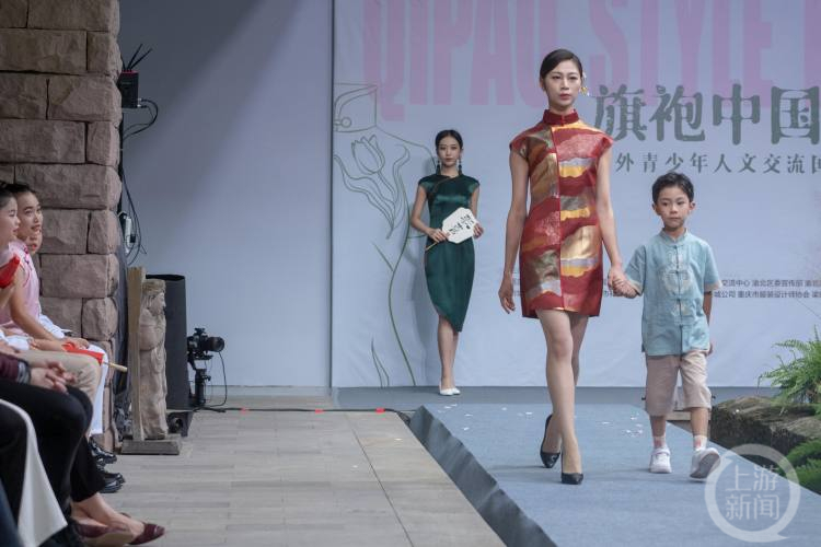 旗袍当桥梁！重庆邀请全球青少年朋友加入学习中国旗袍文化休闲区蓝鸢梦想 - Www.slyday.coM