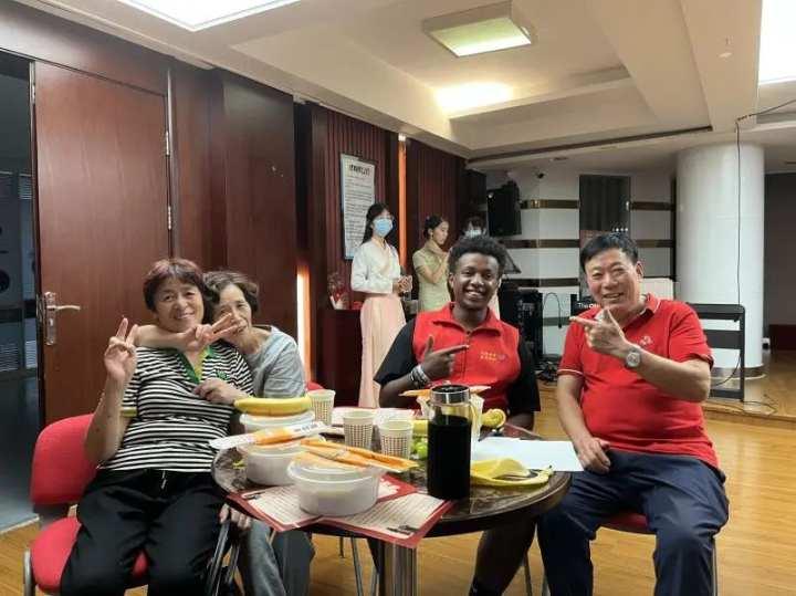吃长寿面，饮菊花茶，浙财大国际学生和老人们共享中国传统文化