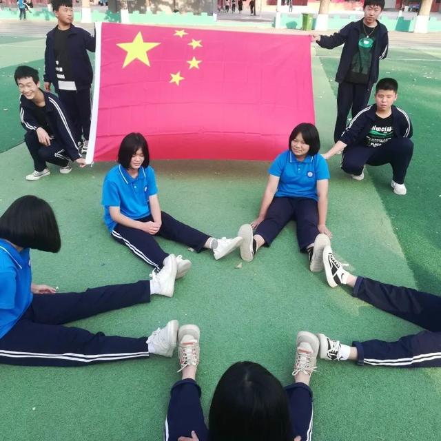 为祖国庆生 与国旗合影 邯郸魏县第十二中学用镜头献礼休闲区蓝鸢梦想 - Www.slyday.coM