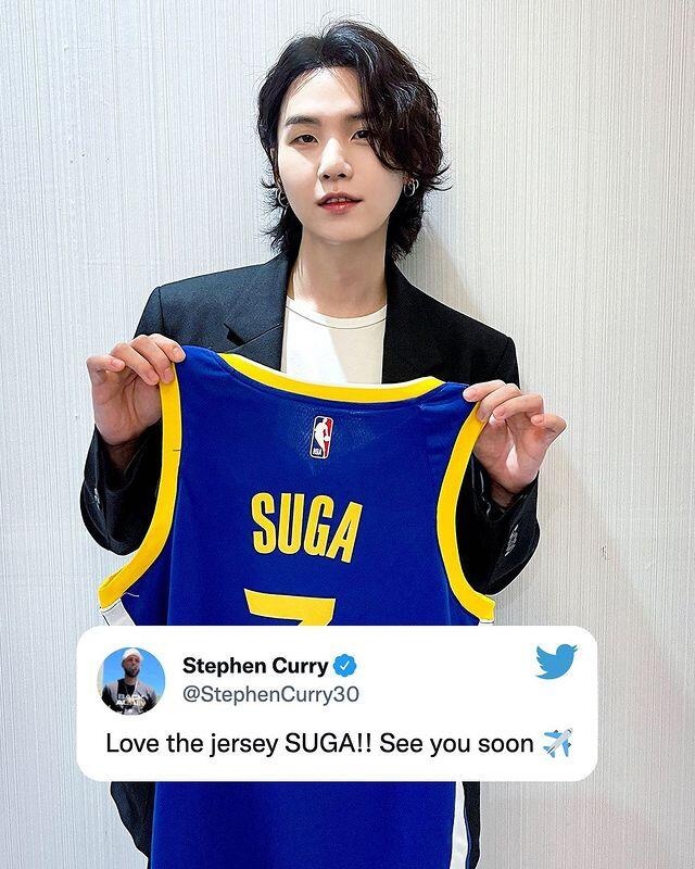 库里更推晒与韩国防弹少年团成员suga合照 赠其专属签名球衣|斯蒂芬