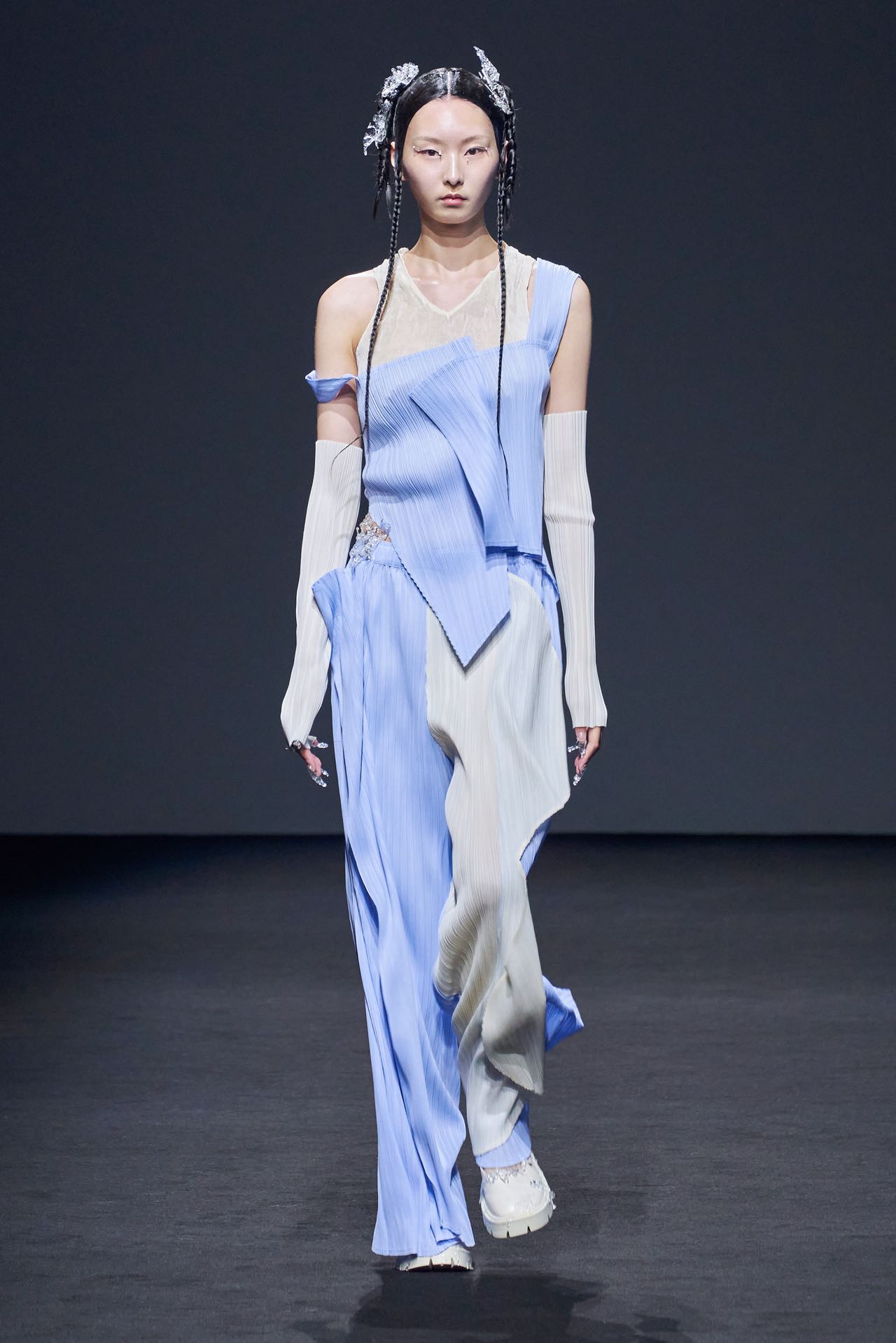 做时代的漫游者,去往未来度假|上海时装周|上海时装周_新浪新闻