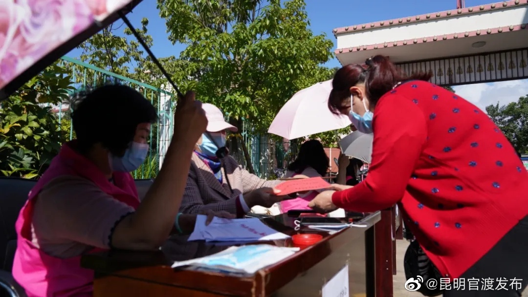 重阳节前，小板桥社区慰问千余老年人，最高每人领1100元！