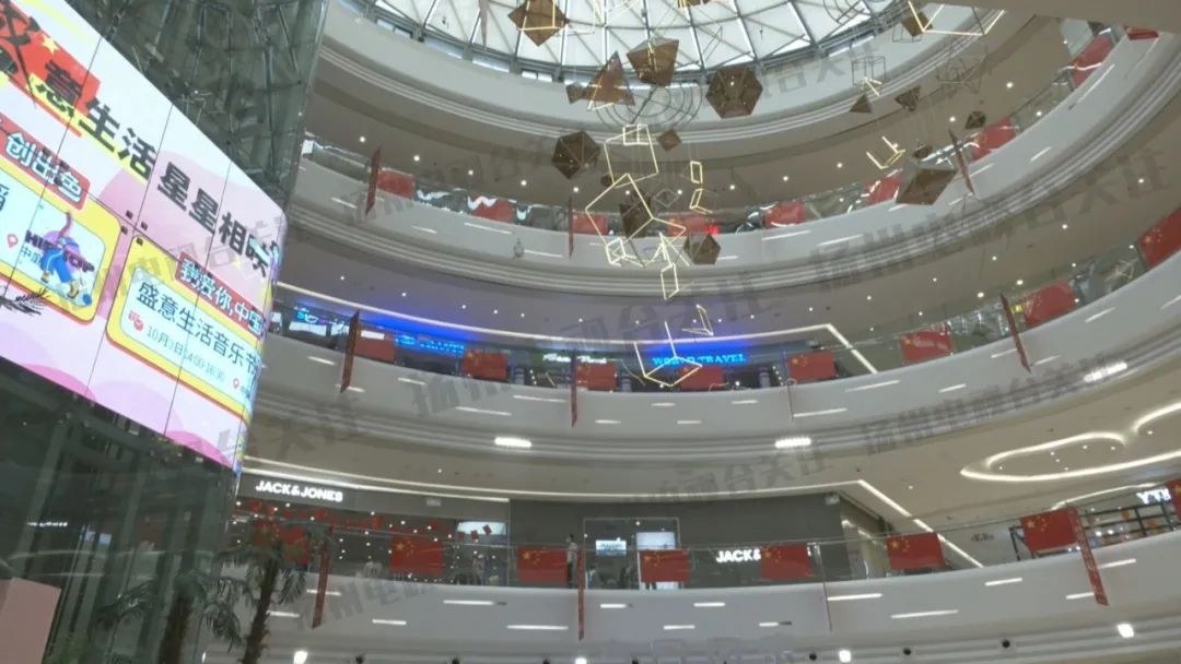 氛围感拉满！扬州街头满眼“中国红”休闲区蓝鸢梦想 - Www.slyday.coM