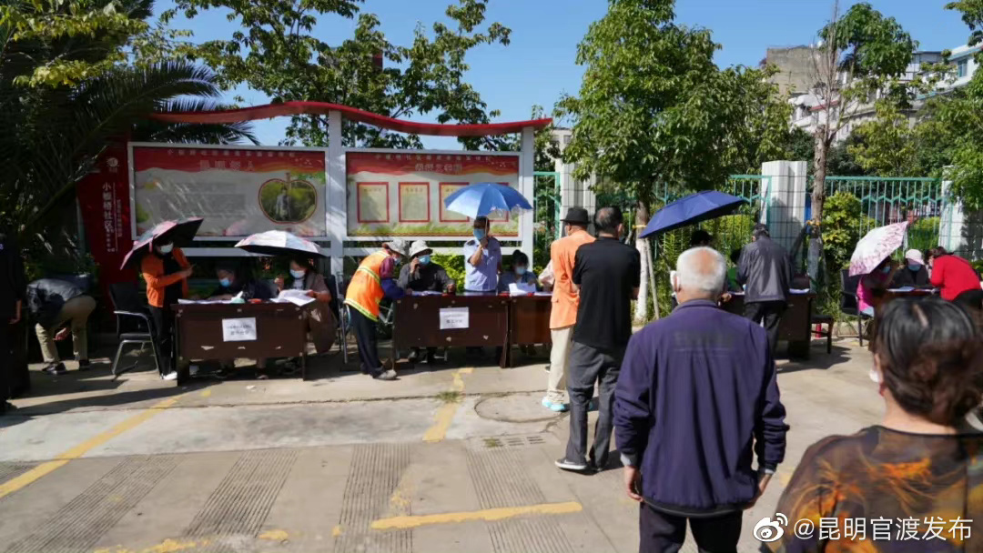 重阳节前，小板桥社区慰问千余老年人，最高每人领1100元！