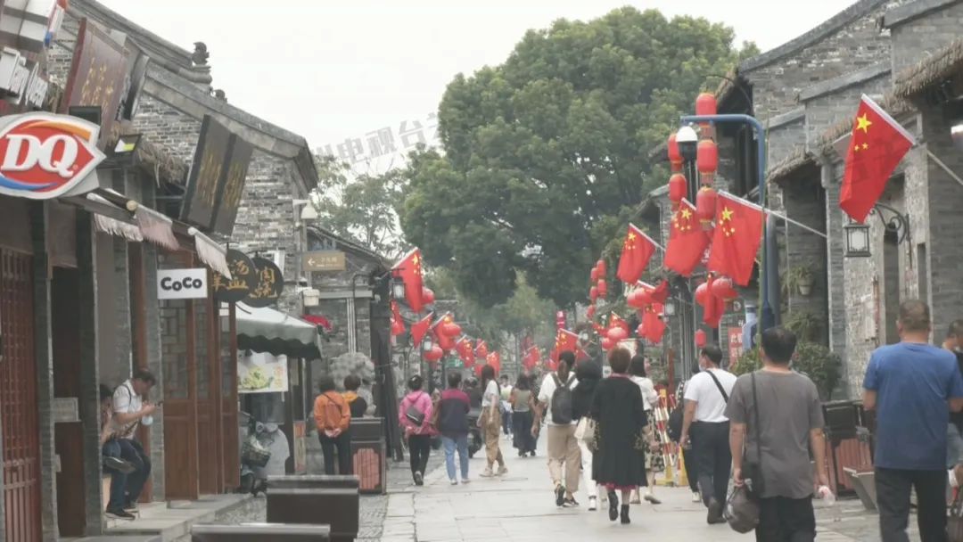 氛围感拉满！扬州街头满眼“中国红”休闲区蓝鸢梦想 - Www.slyday.coM