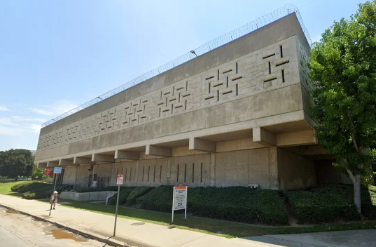 为猫报仇？！美国一女子开车撞死一男子，数次将其掀翻休闲区蓝鸢梦想 - Www.slyday.coM