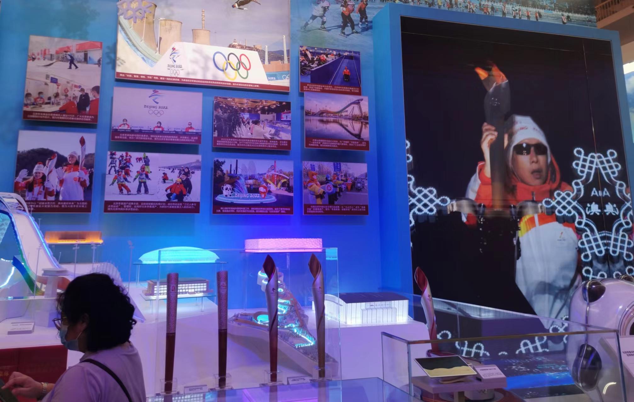 “奋进新时代”主题成就展举行，北京展厅吸引大学生目光休闲区蓝鸢梦想 - Www.slyday.coM