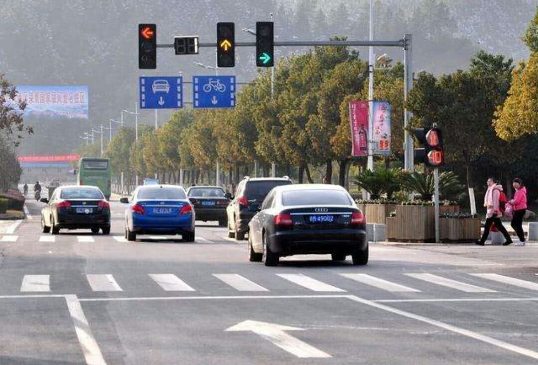 为什么很多人等红灯喜欢在车前留一个车位的距离？关键时刻能保命休闲区蓝鸢梦想 - Www.slyday.coM