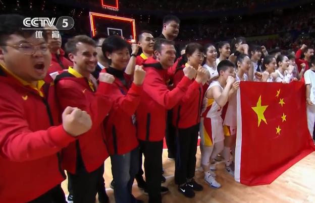 中国女篮举国旗大合影！T恤写满队友名字，姚明站身后一脸骄傲休闲区蓝鸢梦想 - Www.slyday.coM