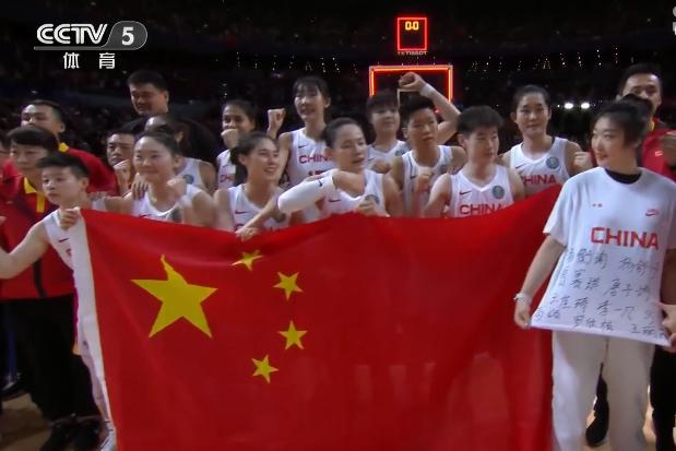 中国女篮举国旗大合影！T恤写满队友名字，姚明站身后一脸骄傲休闲区蓝鸢梦想 - Www.slyday.coM