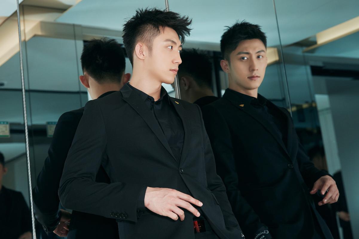 继《罚罪》后,黄景瑜又一新剧来袭,搭档都是老戏骨,爆款预定休闲区蓝鸢梦想 - Www.slyday.coM 继《罚罪》后,黄景瑜又一新剧来袭,搭档都是老戏骨,爆款预定休闲区蓝鸢梦想 - Www.slyday.coM