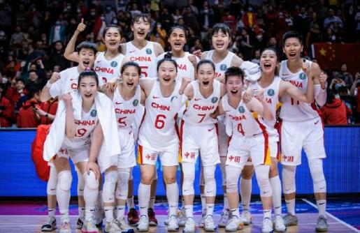 中国女篮举国旗大合影！T恤写满队友名字，姚明站身后一脸骄傲休闲区蓝鸢梦想 - Www.slyday.coM
