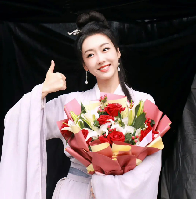 赵丽颖《与凤行》新造型好美!宣璐杀青照笑容温柔,粉丝:心动休闲区蓝鸢梦想 - Www.slyday.coM 赵丽颖《与凤行》新造型好美!宣璐杀青照笑容温柔,粉丝:心动休闲区蓝鸢梦想 - Www.slyday.coM