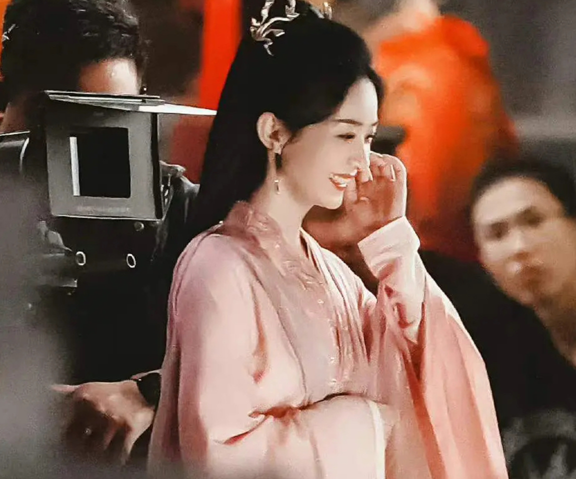 赵丽颖《与凤行》新造型好美!宣璐杀青照笑容温柔,粉丝:心动休闲区蓝鸢梦想 - Www.slyday.coM 赵丽颖《与凤行》新造型好美!宣璐杀青照笑容温柔,粉丝:心动休闲区蓝鸢梦想 - Www.slyday.coM