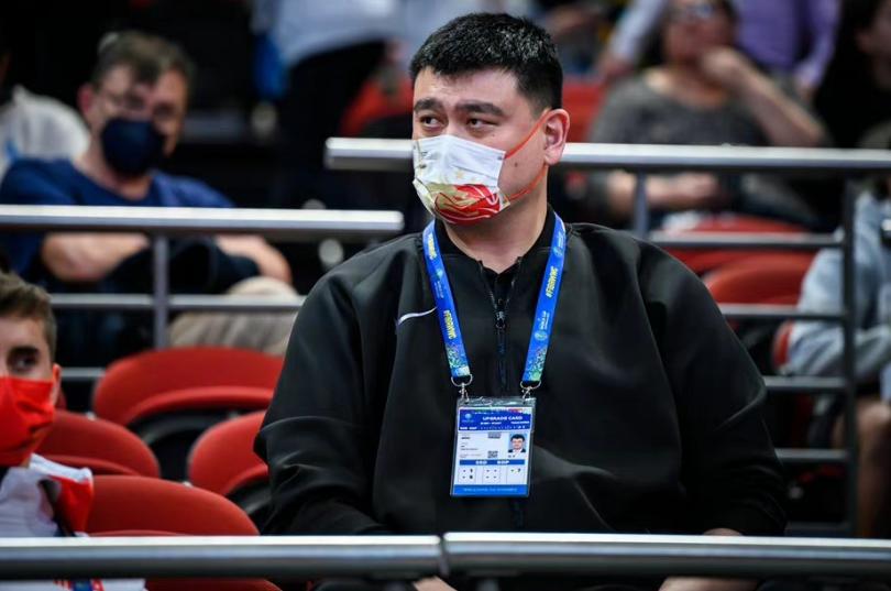 中国女篮举国旗大合影！T恤写满队友名字，姚明站身后一脸骄傲休闲区蓝鸢梦想 - Www.slyday.coM