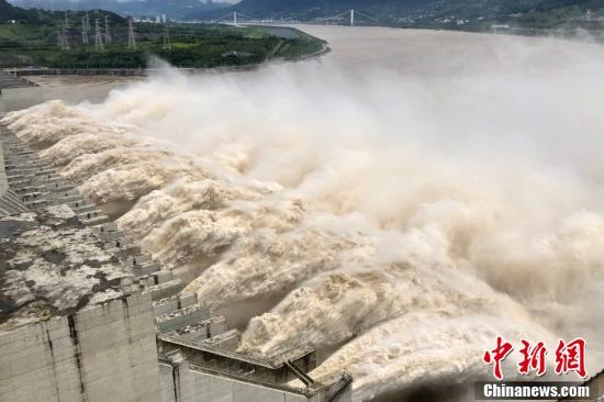 三峡大坝开启11个孔洞泄洪。 中新社发 聂爽 摄