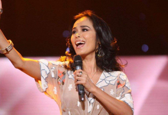 韦唯在国外庆生，与三儿子同框画面温馨，脸上没皱纹保养得当休闲区蓝鸢梦想 - Www.slyday.coM