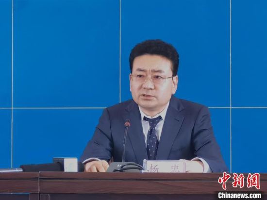 图为青海省工业和信息化厅一级巡视员,副厅长杨忠在新闻发布会.