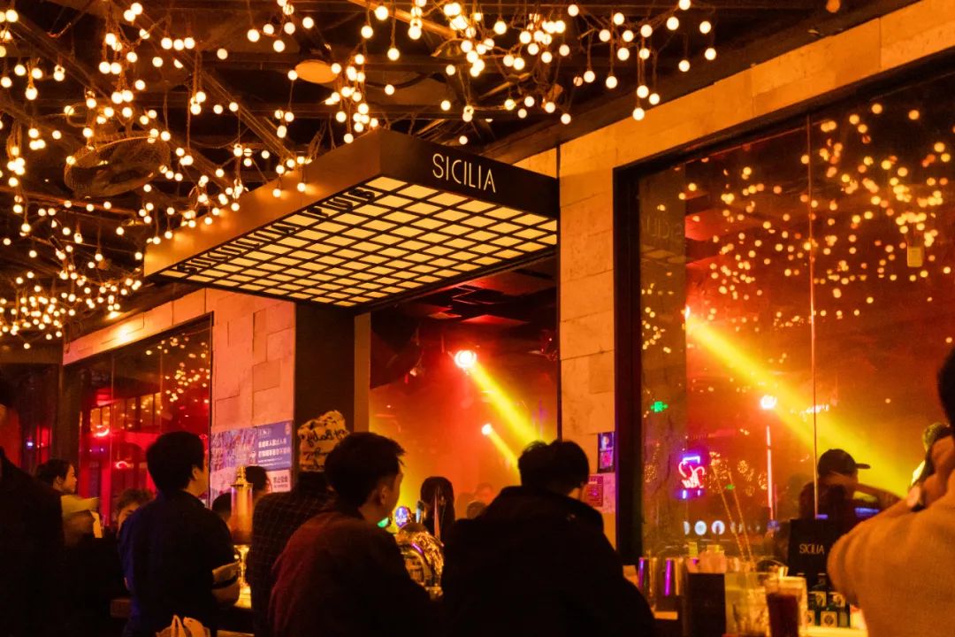 唱一次ktvw party house,就开在coco park隔壁的中心商务大厦3楼,总