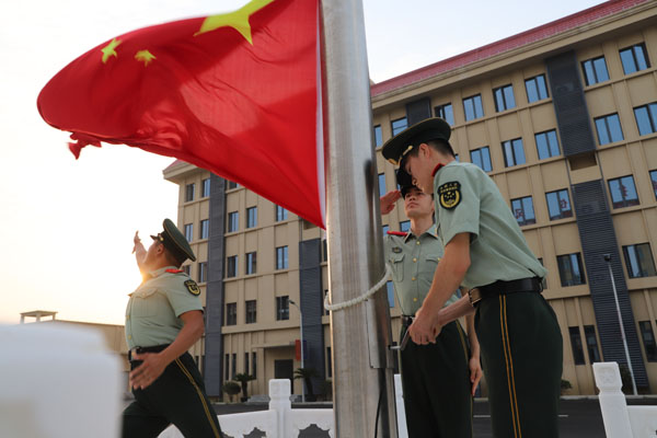 祝福祖国，敬礼国旗！武警官兵升起“中国红”休闲区蓝鸢梦想 - Www.slyday.coM